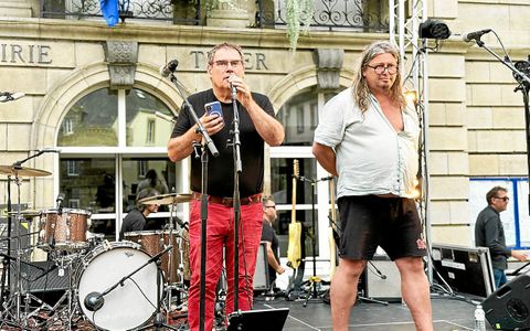 Le maire Christian Troadec et Pierrick Morin, l’un des responsables du Motocultor, ont accueilli les festivaliers par un discours.