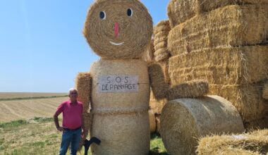 les sculptures en paille sont installées