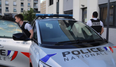 un homme agresse son frère et son père, les policiers interviennent difficilement