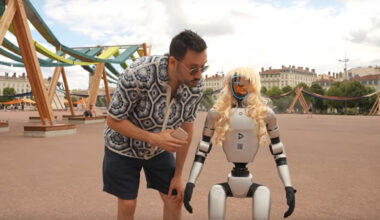 un robot aux allures de femme se promène dans la rue et le métro, un youtubeur à l’origine de cette expérience