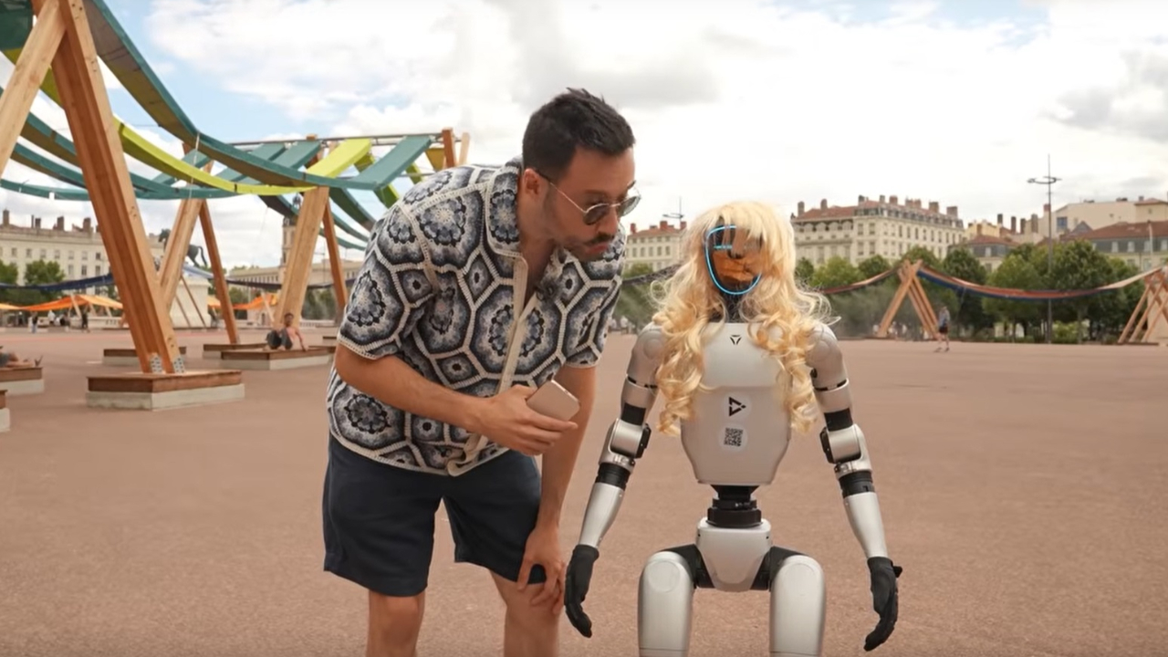 un robot aux allures de femme se promène dans la rue et le métro, un youtubeur à l’origine de cette expérience