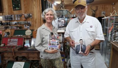 les livres côtoient désormais les fusils à l’armurerie John Dillinger