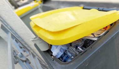 À Rennes, de plus en plus de vêtements sont jetés dans la poubelle jaune : « Ce sont de très grandes quantités qui n’ont rien à faire là »