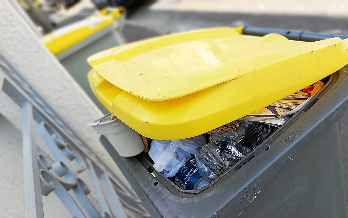 À Rennes, de plus en plus de vêtements sont jetés dans la poubelle jaune : « Ce sont de très grandes quantités qui n’ont rien à faire là »