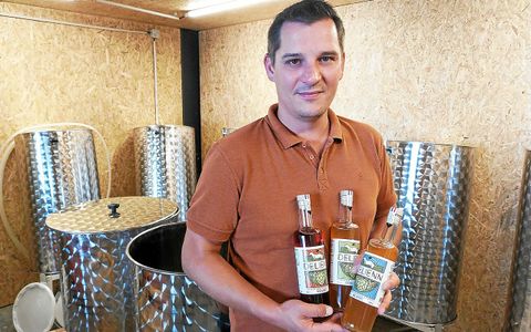Thibaut Simonin, dans la salle dédiée aux cuves de macération, présente les trois variétés de liqueur de houblon : original, blanc ou rouge.