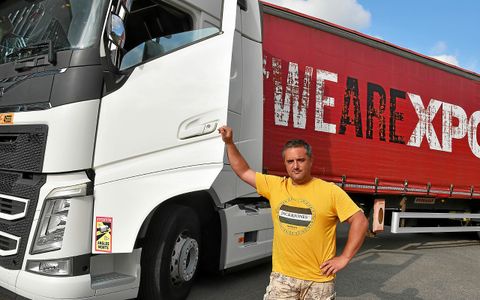 Renan Le Roux transporte 600 barrières lors du Tour de France. Des barrières qui ne servent qu’une seule fois. Le stock est renouvelé chaque année.