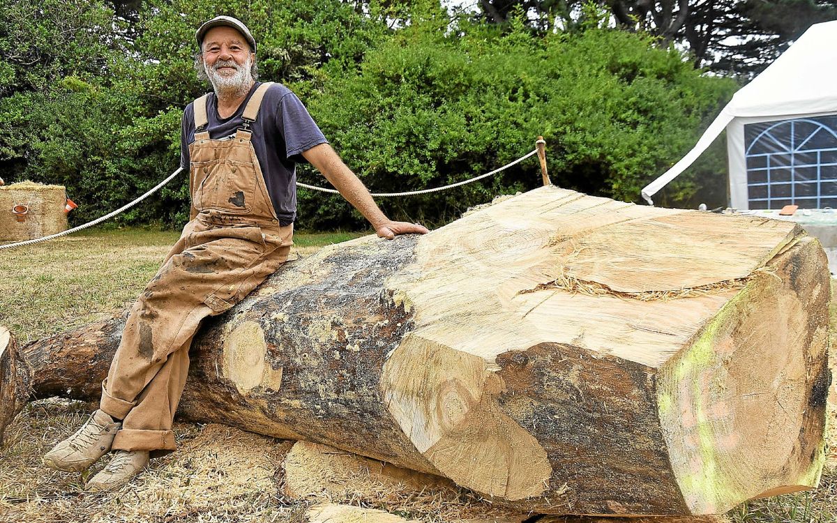 « Je suis un peu un crack des baleines » : Claude Bourque sculpte un cachalot en bois brûlé au Festival du film insulaire de Groix
