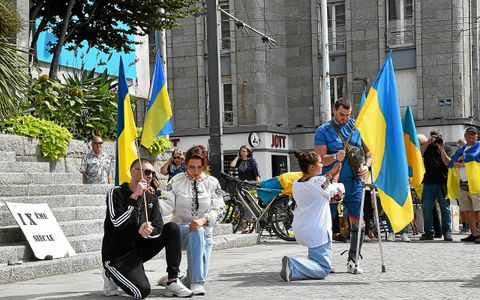 Un hommage a été rendu notamment à Oleksandr (à gauche) et Kostiantyn (à droite), soldats ukrainiens gravement blessés lors de la guerre entre l'Ukraine et la Russie.