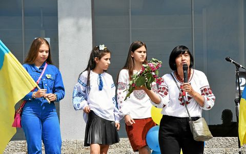 Cette mère de famille ukrainienne a perdu son beau-fils à la guerre. Une chanson qui évoque la fleur Malva, symbole du pays, a été interprétée par les trois jeunes filles derrière elle.