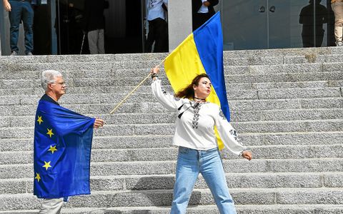 Symboliquement, un homme drapé aux couleurs de l’Union européenne tend un drapeau ukrainien à une danseuse, ce samedi 23 août 2025, place de la Liberté, à Brest.