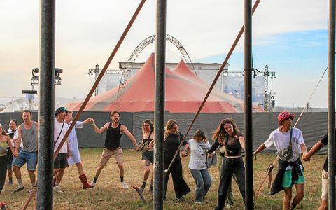 Dès l’apparition du premier groupe, les festivités ne tardent pas à arriver sous le King Dôme.