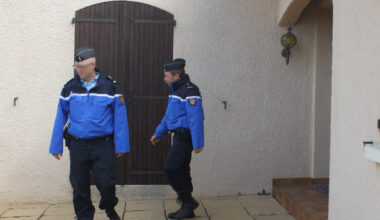 dans une ville calme, il est atteint par trois balles