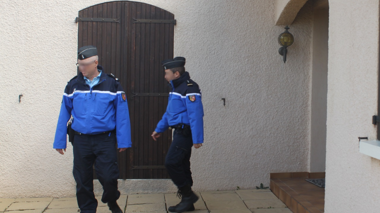 dans une ville calme, il est atteint par trois balles