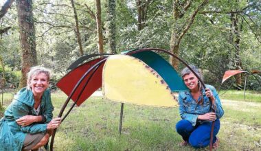 À Botmeur, des sculptures métalliques ont pris racine dans le bourg