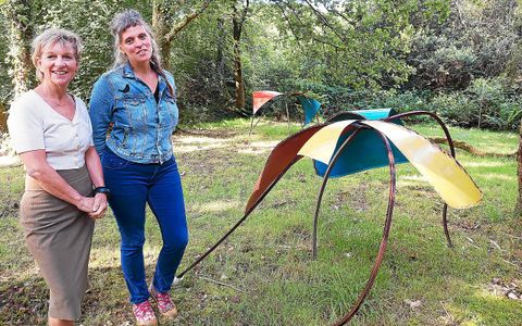 Isabelle Pélissier, ici aux côtés de Loeiza Beauvir, conseillère municipale à Botmeur, expose une vingtaine de sculptures sur le site à Lost al Lenn.