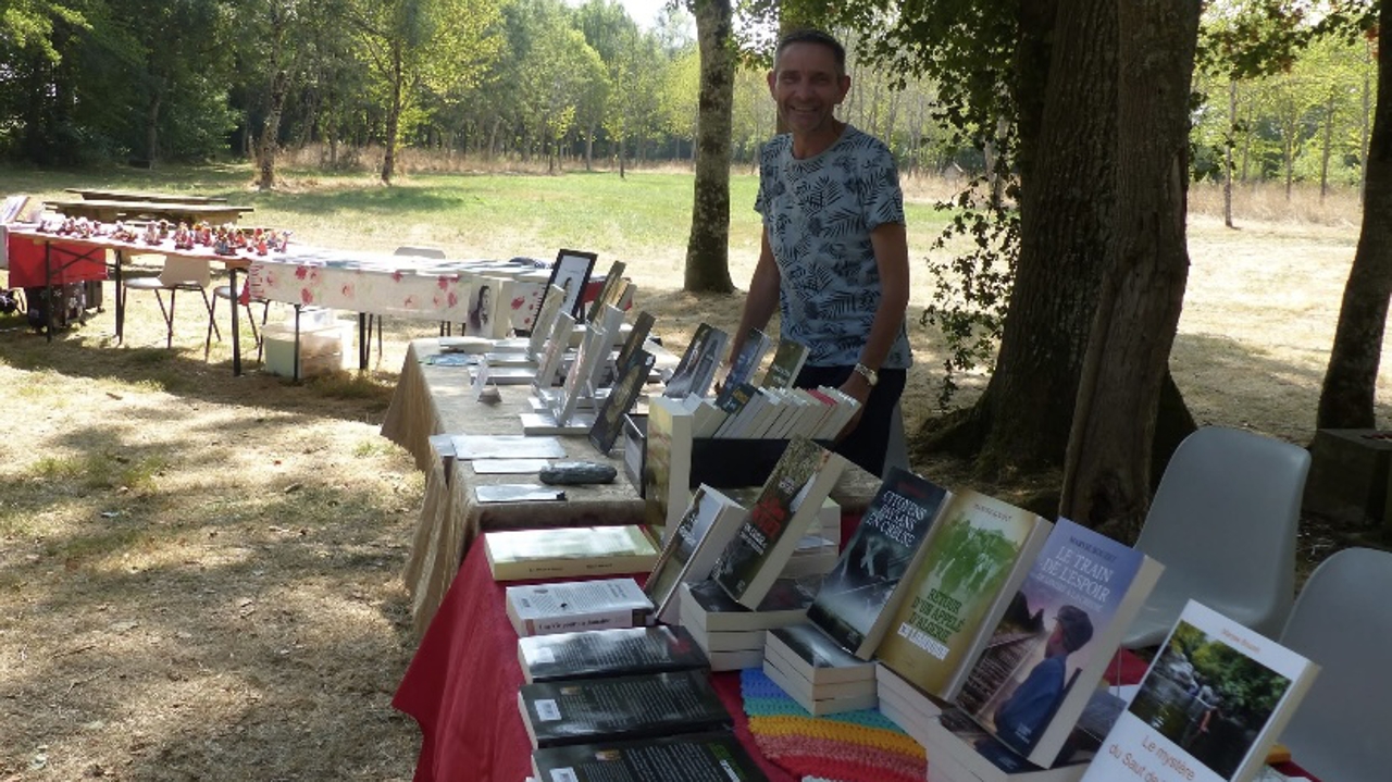 Un Salon du livre dans le parc à Montipouret