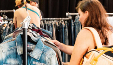 Une grande vente de vêtements vintage au poids organisée à Lyon