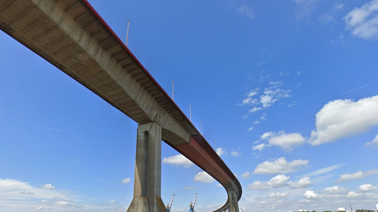 une femme portée disparue après avoir sauté d’un pont sous les yeux de sa mère