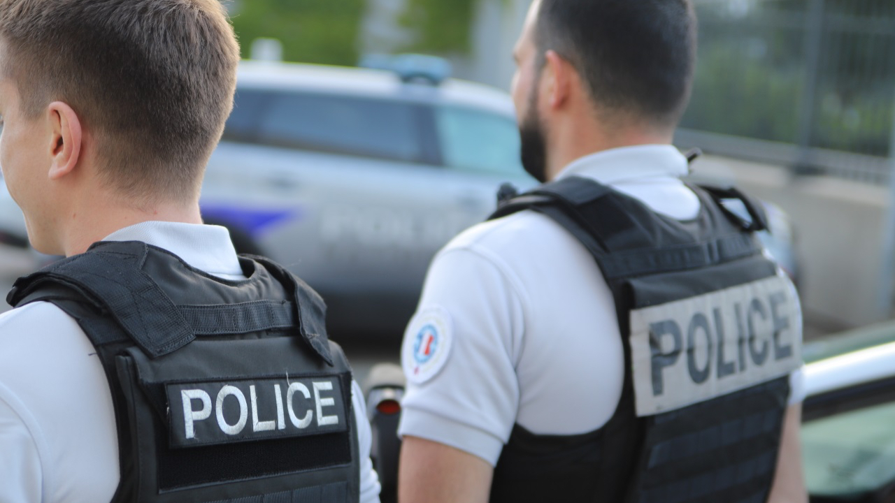 appelés pour un cambriolage, les policiers font une découverte inattendue dans le lit de la victime