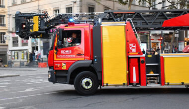un habitant évacué après l’incendie d’un appartement à Feyzin