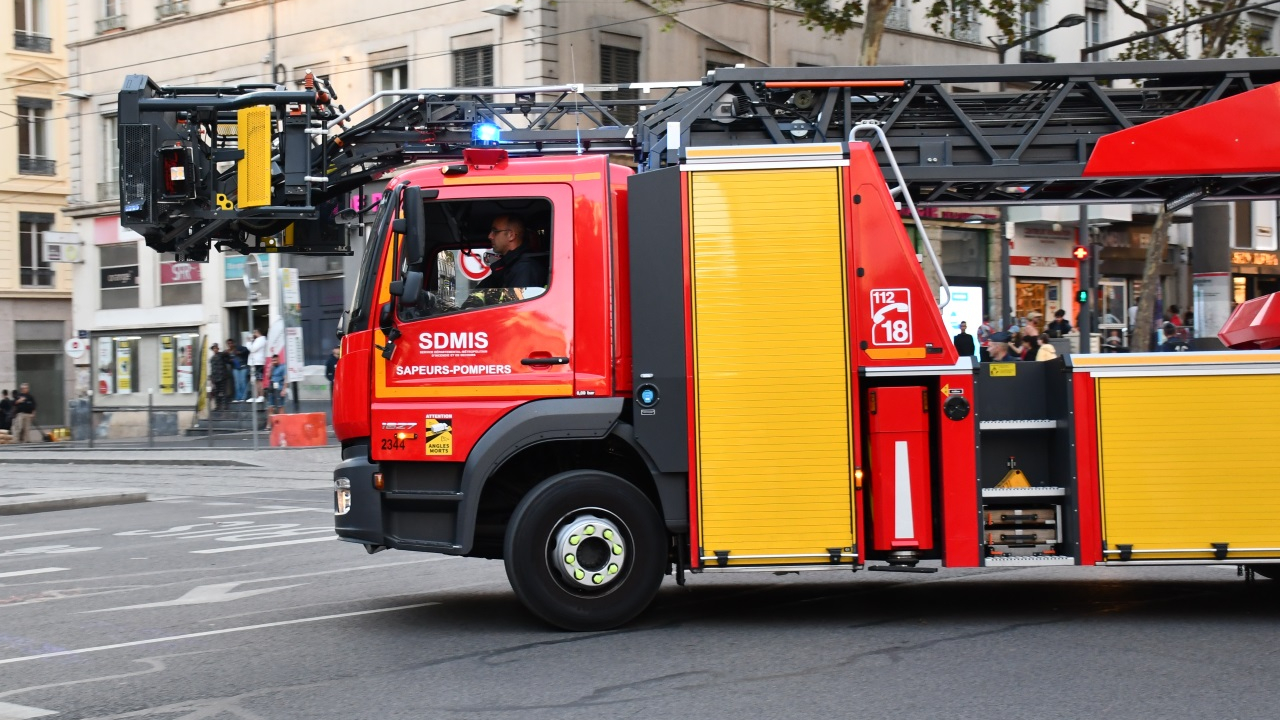 un habitant évacué après l’incendie d’un appartement à Feyzin