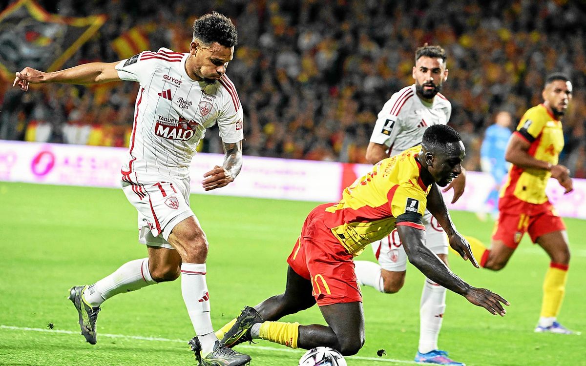 « L’arbitre nous traite comme des chiens » : Kenny Lala fustige l’arbitre après la défaite du Stade Brestois à Lens