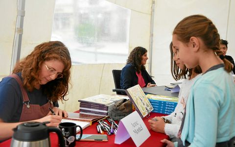 Anne Montel, en séance de dédicace au premier salon du livre jeunesse à Lamballe.