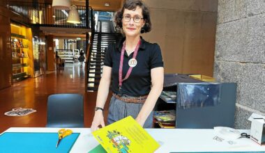 À Brest, les bibliothécaires du réseau des médiathèques guident les familles pour couvrir les livres