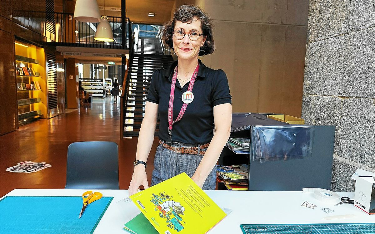 À Brest, les bibliothécaires du réseau des médiathèques guident les familles pour couvrir les livres