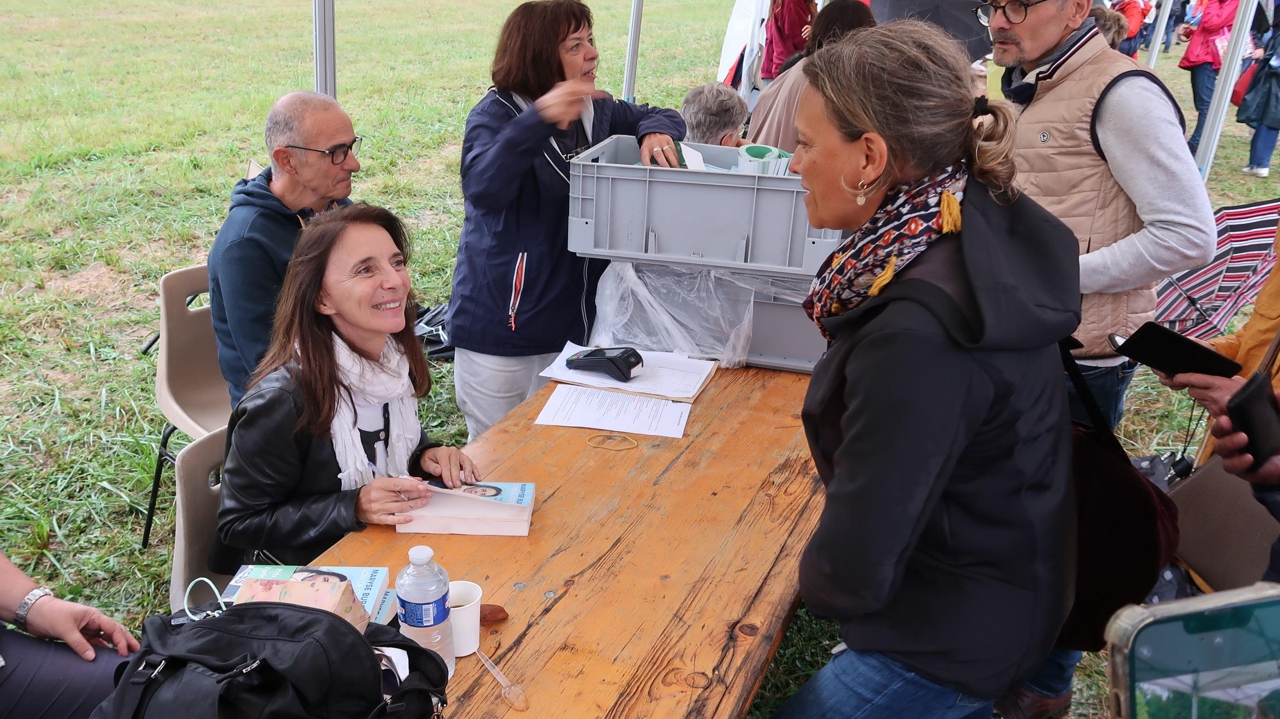 une pluie de dédicaces et de sourires pour la 29e édition de La Forêt des livres chez Gonzague Saint Bris