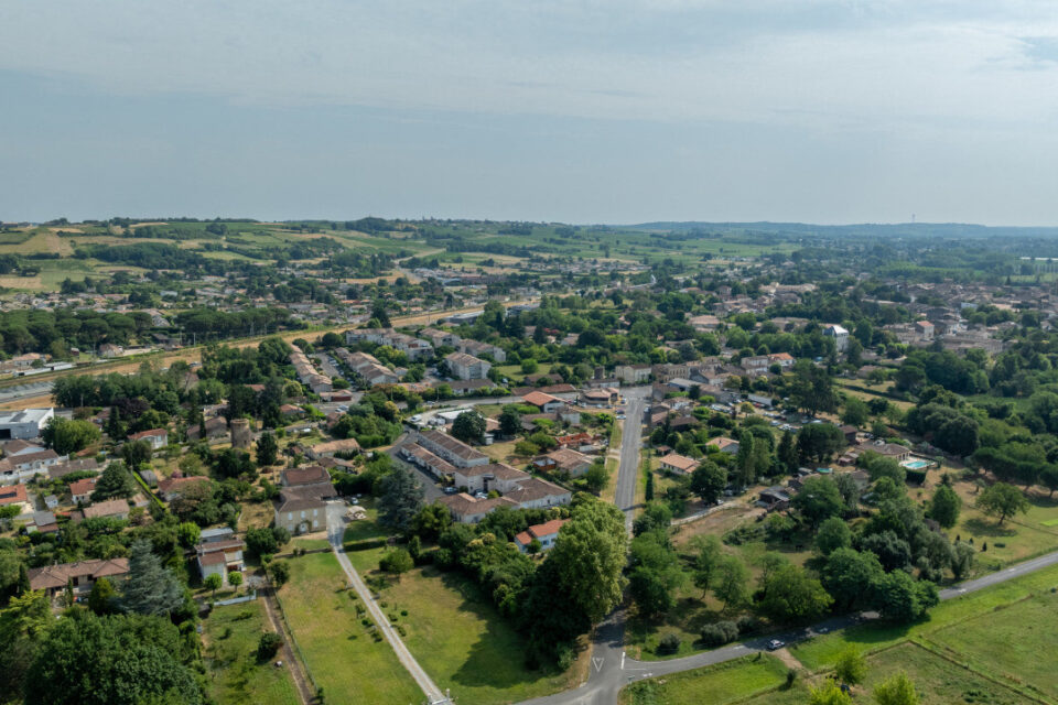 Autour de Saint-Macaire, on peut admirer de remarquables coteaux. La vigne, elle, est omniprésente dans la région.