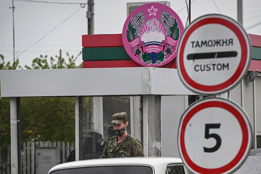 Un poste frontière entre la Moldavie et la Transnistrie, territoire séparatiste russophone où sont basées des forces russes, le 28 avril 2022 
