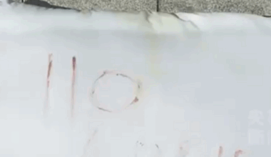 coincée dans une chambre, une femme secourue grâce à un message écrit avec son sang