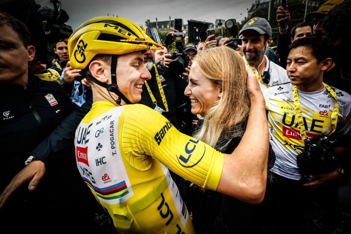 Tadej Pogacar présent au bord des routes du Tour de Romandie féminin pour encourager Urska Zigart