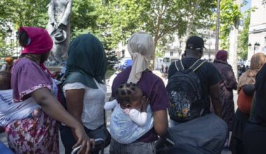 Evacuation des migrants, dont 150 d’enfants, qui campaient devant l’Hôtel de Ville