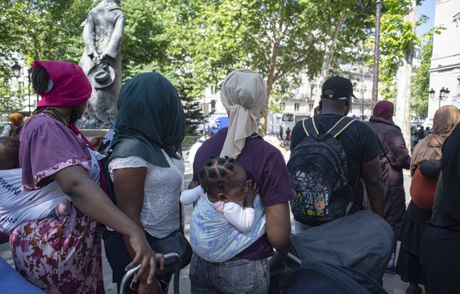Evacuation des migrants, dont 150 d’enfants, qui campaient devant l’Hôtel de Ville
