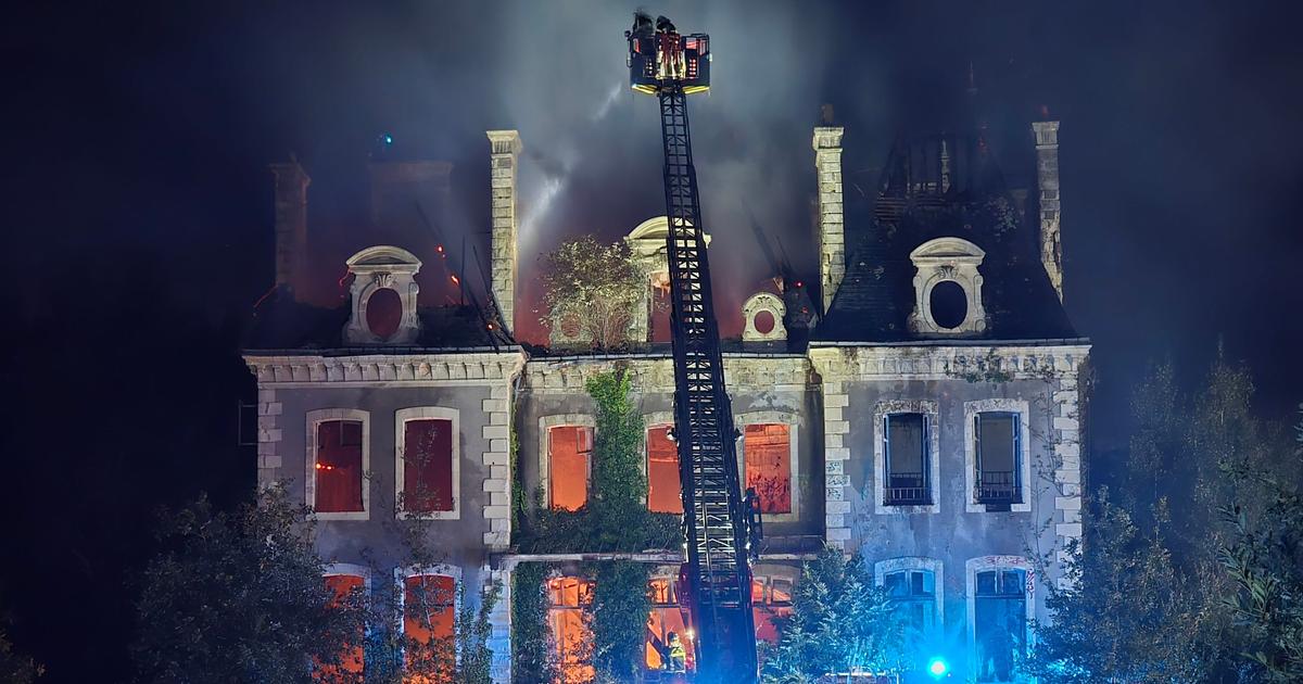 un château du XIXe siècle en proie aux flammes depuis dimanche soir