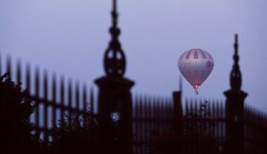 Une montgolfière atterrit en urgence en plein milieu d’un quartier résidentiel