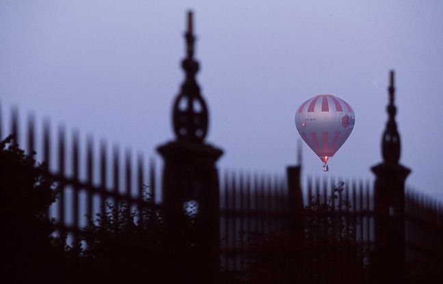 Une montgolfière atterrit en urgence en plein milieu d’un quartier résidentiel