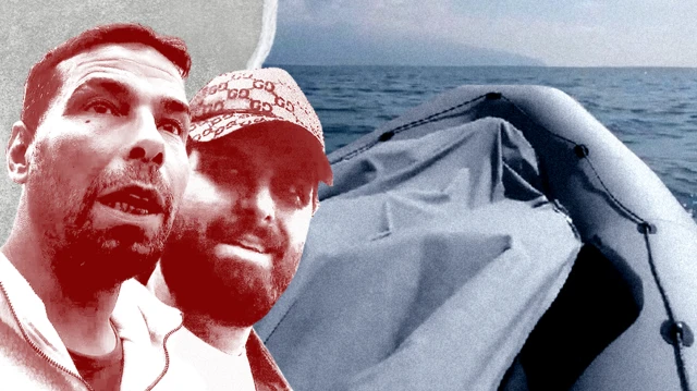 Image composite de deux hommes filmés par notre reporter infiltré - celui de gauche a les cheveux noirs, une barbe et porte une polaire zippée, tandis que l'autre a également une barbe et porte une casquette de base-ball. En arrière-plan, un bateau pneumatique utilisé par les passeurs en mer, avec la terre à l'horizon.