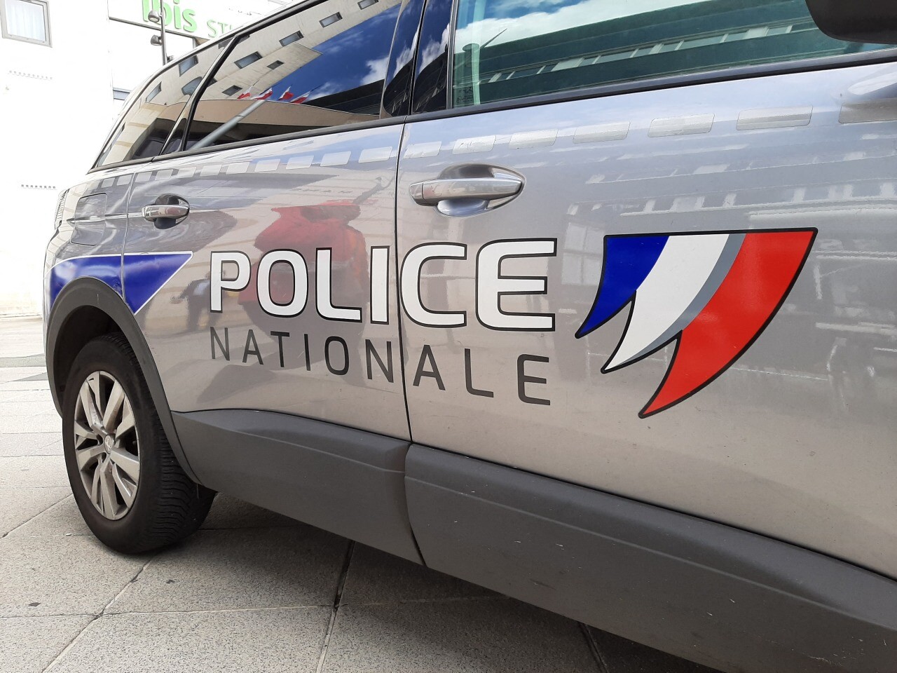 attablés dans le bar d'un hôtel de luxe, ils se font braquer et dépouiller