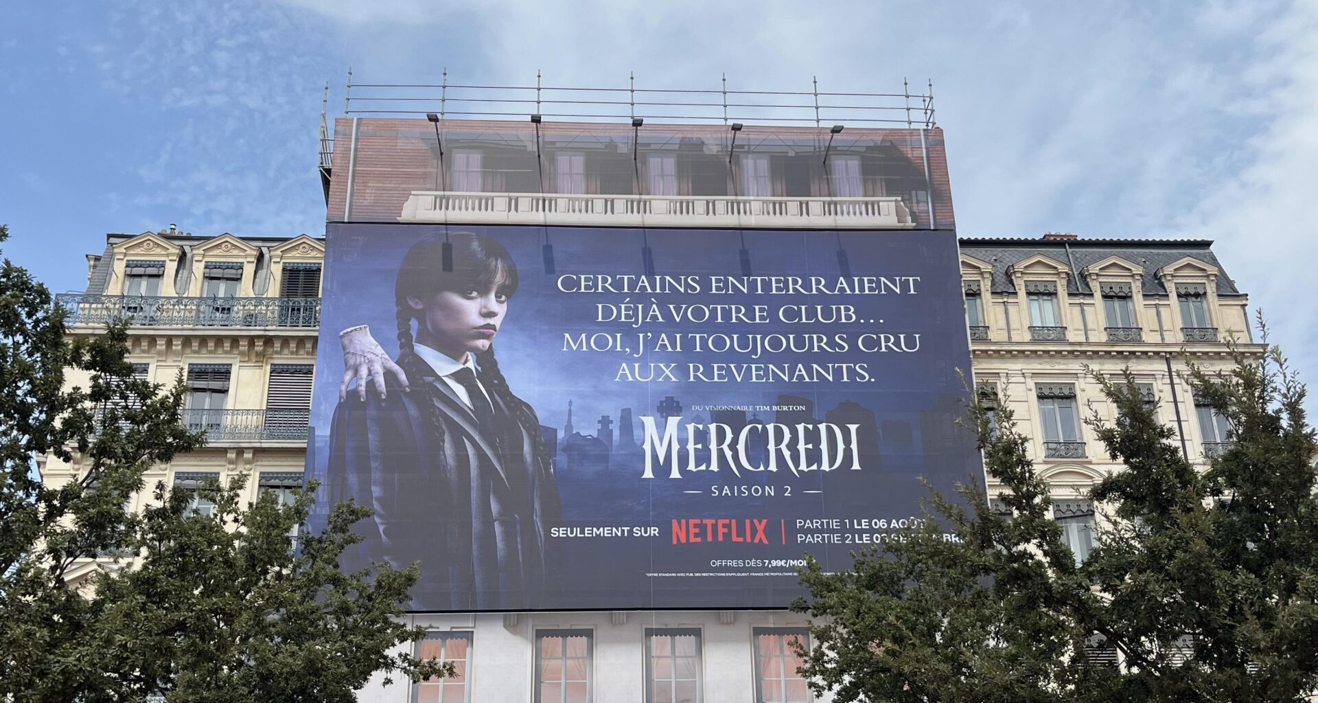 [VIDÉO] Saison 2 de la série “Mercredi” : Netflix fait le buzz à Lyon