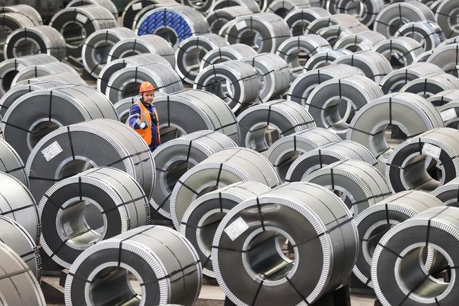 Dans un atelier de laminage de l’usine sidérurgique de Magnitogorsk (Russie), le 10 juin 2025.