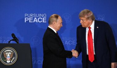 Trump réagit vertement aux critiques sur sa position à l’égard de la Russie