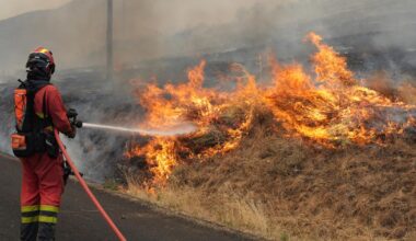 un pompier tué, portant à quatre le nombre de morts dus aux violents incendies