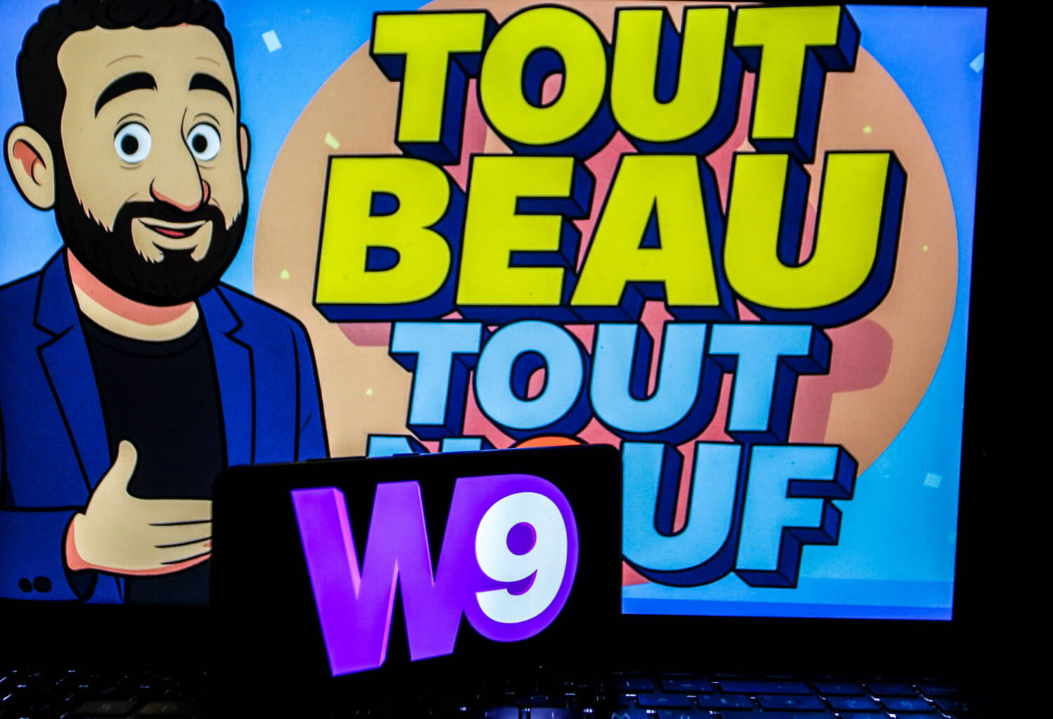 on le disait en pleine déchéance mentale, Cyril Hanouna aurait recruté un ex-chroniqueur déchu