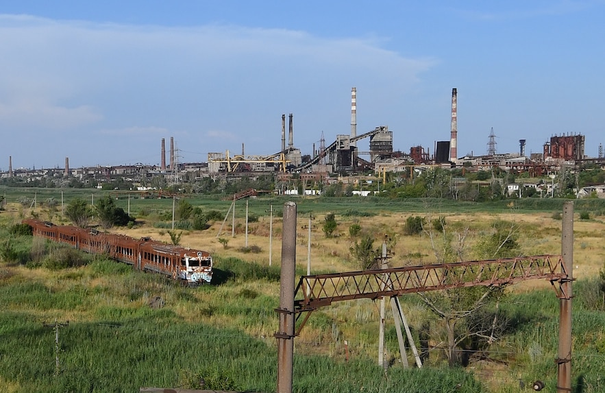 L'aciérie Azovstal détruite par les combats, dans la ville portuaire de Marioupol (sud-est de l'Ukraine) contrôlée par la Russie, le 14 juillet 2025
