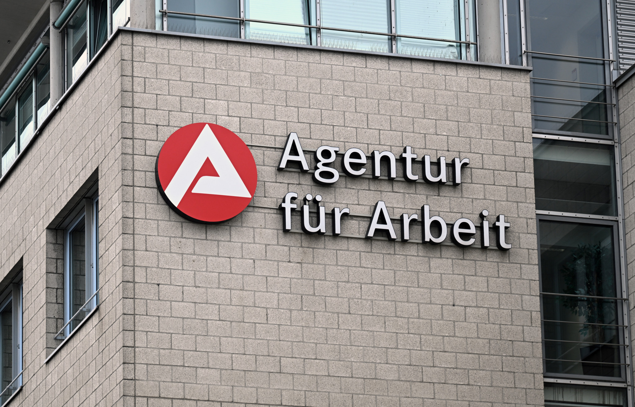 Logo de l’agence pour l’emploi sur la façade d’un bâtiment à Dortmund, Allemagne, avril 2025.