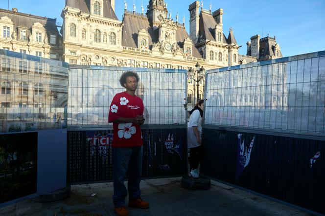 Younoussa, devant l’Hôtel de ville de Paris, le 27 avril 2025. C’est ici qu’il a rencontré des « compagnons de galère » qui l’ont aidé à garder le moral.