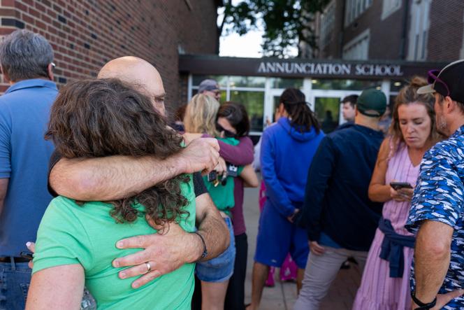 Des parents rassemblés à l’école de l’Annonciation, près de l’église où un tireur a tué deux enfants, à Minneapolis, aux Etats-Unis, le 27 août 2025.